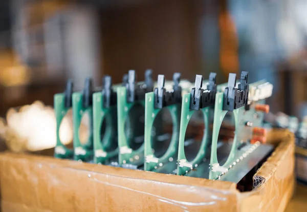 Los Microcircuitos Incrustados Verde Primer Plano Apilan Caja Para Prepararse — Foto de Stock