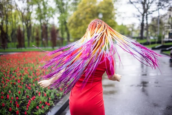 Jemná Dívka Výrazným Lesklým Make Upem Mnohobarevnými Dlouhými Copánky Červených — Stock fotografie