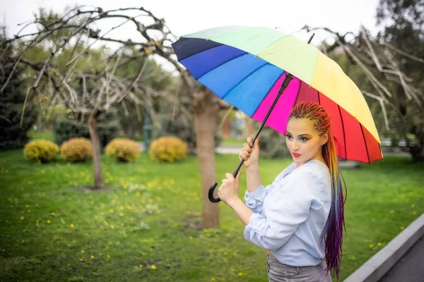 Dívka Modré Košili Jasným Make Upem Dlouhými Barevnými Copánky Usmívající — Stock fotografie