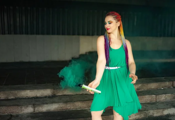 Uma Jovem Menina Alegre Vestido Primavera Verde Brilhante Com Maquiagem — Fotografia de Stock