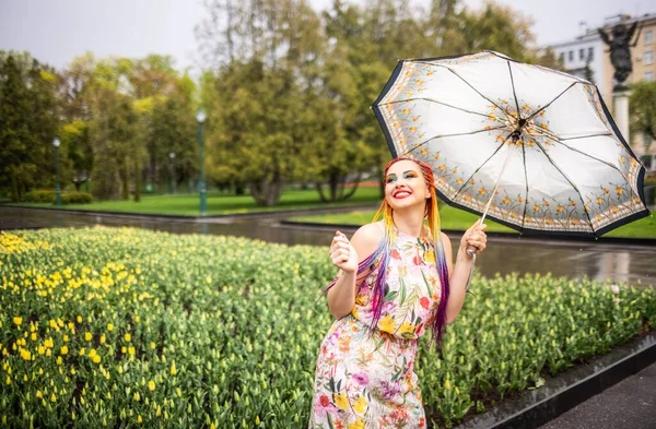 Velmi Krásná Světlá Dívka Výrazným Make Upem Pestrobarevnými Dlouhými Copánky — Stock fotografie