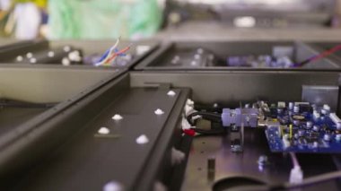 Atölyedeki metal bileşenlerin ve mikro devrelerin sürgülü görüntüsü.