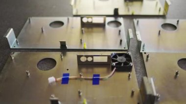 Atölye laboratuvarındaki boş metal bileşenlerinin sürgülü görüntüsü