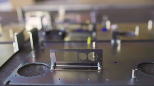 Slider shot di componenti in metallo grezzo in laboratorio — Video Stock