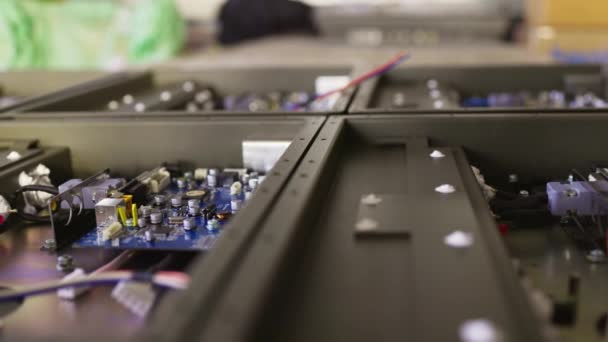 Plan coulissant d'un composant métallique et de microcircuits en laboratoire d'atelier — Video