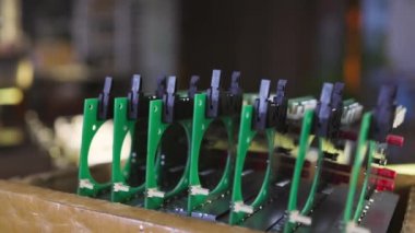 Atölye laboratuvarındaki PCB mikro devrelerinin sürgülü görüntüsü