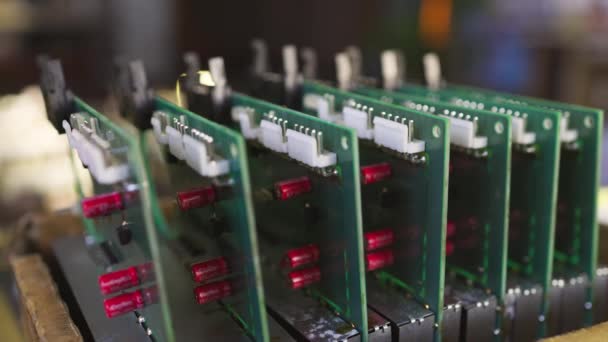 Snímek posuvníku z PCB mikroobvodů v laboratoři dílny — Stock video