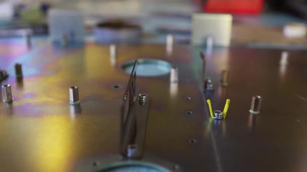 Скользящий снимок чистых металлических компонентов в мастерской лаборатории — стоковое видео