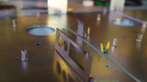 Slider shot di componenti in metallo grezzo in laboratorio — Video Stock