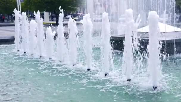 Stadtbrunnen Multi-Jet-Zeitlupe — Stockvideo