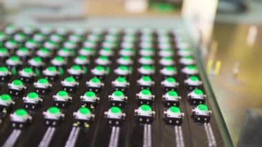 LED ışık göstergelerinin sürgülü görüntüsü üretimde