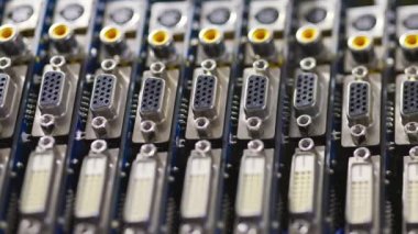 Yakın çekim bulanık metal soketler bir bilgisayar video panosunda