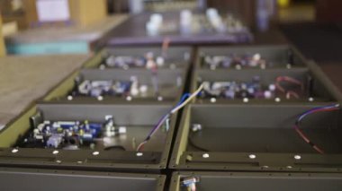 Atölyedeki metal bileşenlerin ve mikro devrelerin sürgülü görüntüsü.