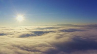Olağanüstü bulutlu vadi ve parlak turuncu gün batımı manzarası
