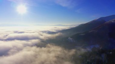 Olağanüstü bulutlu vadi ve parlak turuncu gün batımı manzarası