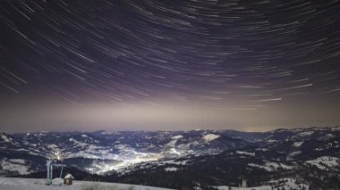 Gece yıldızlı gökyüzü Karpatlar 'daki köyün üzerinde
