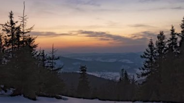 Gün doğumunda kışın dağ zamanlamasını izle
