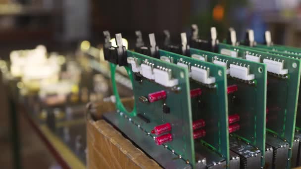 Snímek posuvníku z PCB mikroobvodů v laboratoři dílny — Stock video