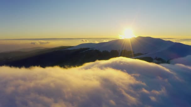 Vista maravilhosa do extraordinário vale nublado e do pôr-do-sol laranja brilhante — Vídeo de Stock