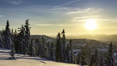 Kış dağında günbatımı süresi doluyor