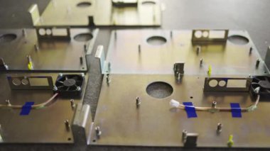 Atölye laboratuvarındaki boş metal bileşenlerinin sürgülü görüntüsü