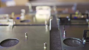 Atölye laboratuvarındaki boş metal bileşenlerinin sürgülü görüntüsü