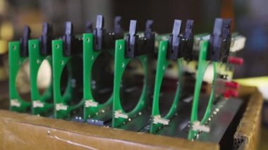 Atölye laboratuvarındaki PCB mikro devrelerinin sürgülü görüntüsü