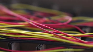 Renk bağlantıları olan ince kablolar demeti