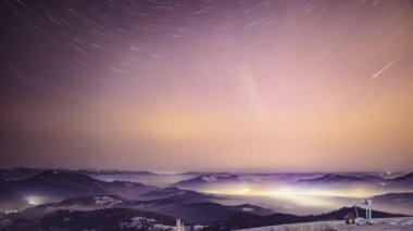 Gece yıldızlı gökyüzü Karpatlar 'daki köyün üzerinde