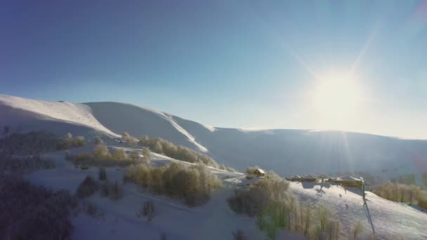Régi síállomás egy havas hegyi lejtőn, sok emberrel a síléceken és a snowboardokon — Stock videók