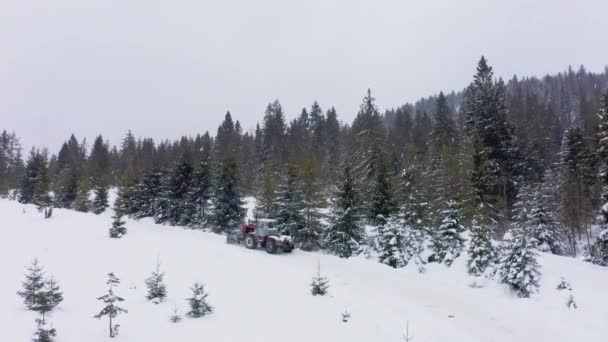 Tractorul îndepărtează zăpada de pe drumul acoperit cu zăpadă, astfel încât mașinile să poată trece — Videoclip de stoc