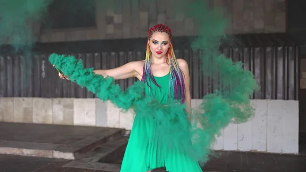 Linda chica en un vestido verde con trenzas africanas y colorido hacer —  Fotos de Stock