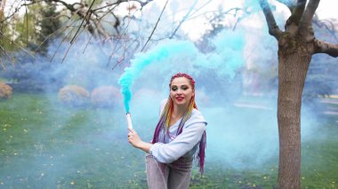 Çok renkli Afrika örgülü güzel bir kız poz veriyor.