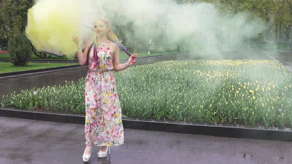 Chica con trenzas africanas y maquillaje en vestido de primavera está bailando — Foto de Stock