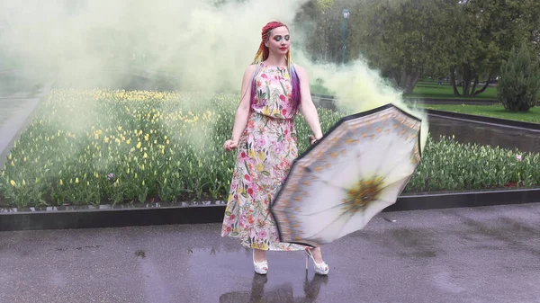 Menina com tranças africanas e maquiagem no vestido de primavera está dançando — Fotografia de Stock