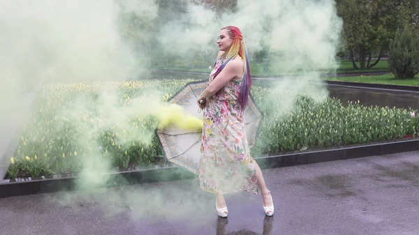 Menina com tranças africanas e maquiagem no vestido de primavera está dançando — Fotografia de Stock