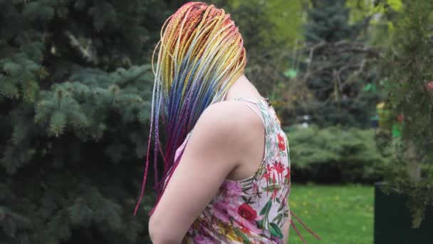 春の雨の公園で彼女の髪をスローします。彼女は彼女の髪の毛を持っています。 — ストック動画