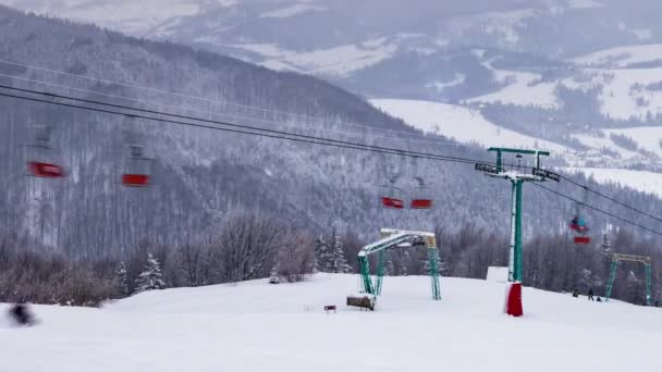 Impianti di risalita, sciatori e snowboarder, località nelle montagne carpatiche, time lapse — Video Stock