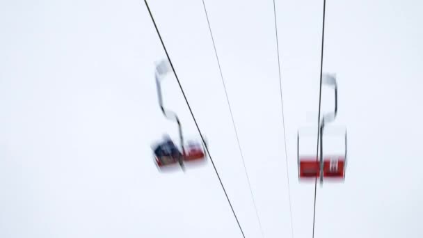 Lyžařský vlek, lyžaři a snowboardisté, středisko v Karpatech, časový skluz — Stock video