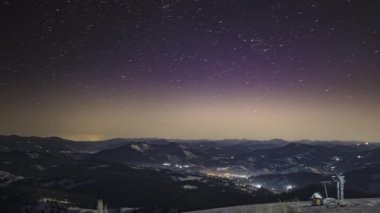 Gece yıldızlı gökyüzü Karpatlar 'daki köyün üzerinde