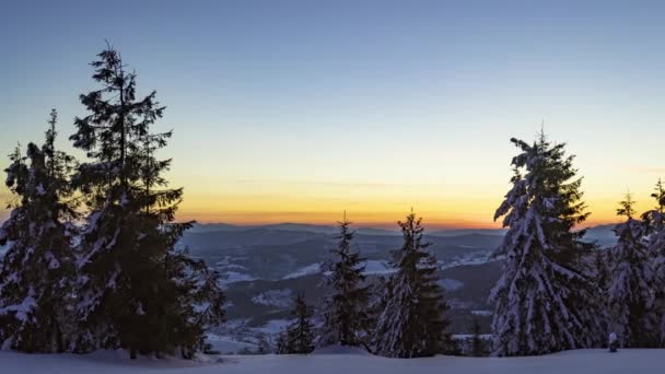 Widok w wschodzie słońca zima górski timelapse — Wideo stockowe