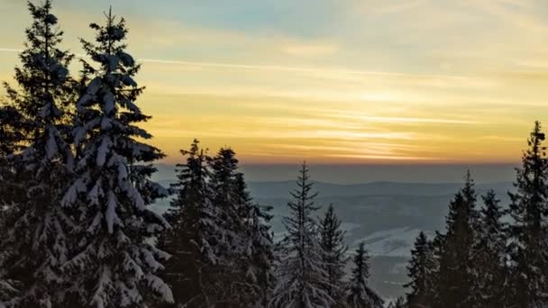 Auringonlasku aika raukeaa talvella vuori — kuvapankkivideo