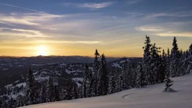Gün doğumunda kışın dağ zamanlamasını izle