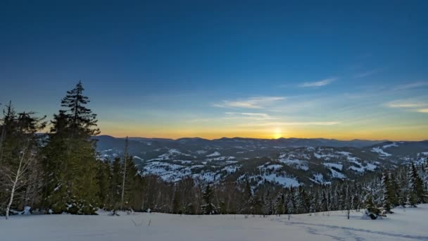 Uitzicht in zonsopgang winter berg timelapse — Stockvideo
