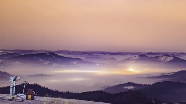 ท้องฟ้าที่มีดวงดาวกลางคืนเหนือหมู่บ้านใน Carpathians — วีดีโอสต็อก