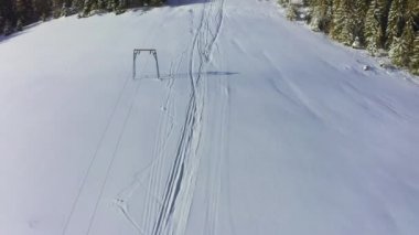 Dağ yamaçları yemyeşil Noel ağaçları ve kar beyazı karlarla kaplı kayak için bir yer.