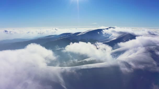 Een buitengewone bergvallei bedekt met pluizige wolken bij zonsondergang — Stockvideo