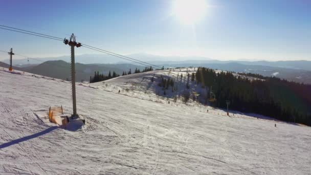 Gammal skidstation på en snöig bergssluttning med mycket folk på skidor och snowboard — Stockvideo