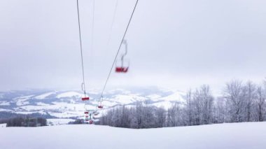 Kayak kaldırma, kayakçılar ve snowboardcular, Carpatian dağlarında tatil, zaman aşımı