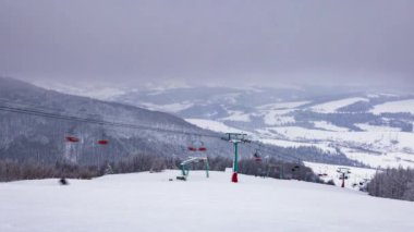 Kayak kaldırma, kayakçılar ve snowboardcular, Carpatian dağlarında tatil, zaman aşımı